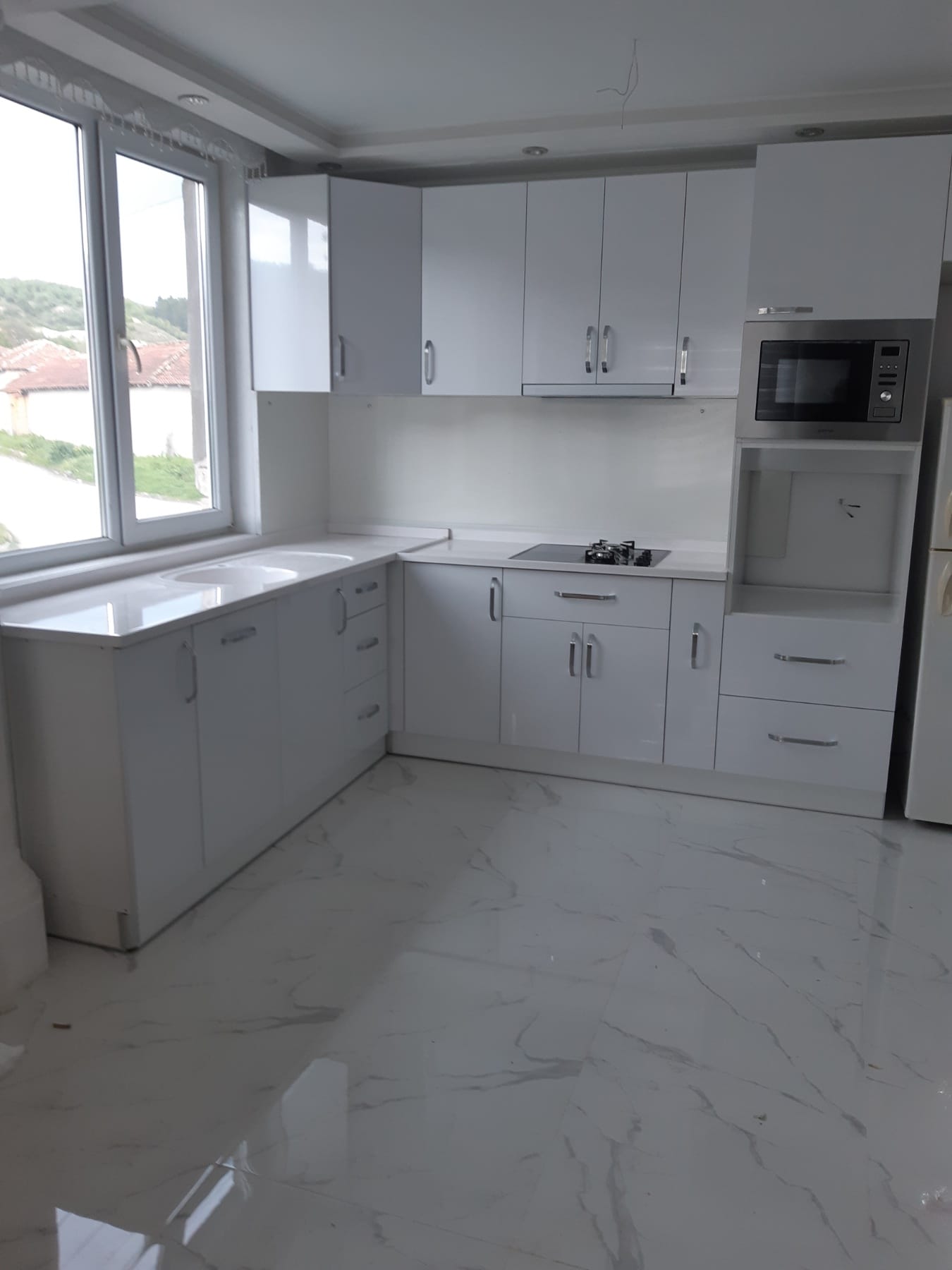 L-образна кухня Бял Гланц със Синтетичен Плот снимка 1