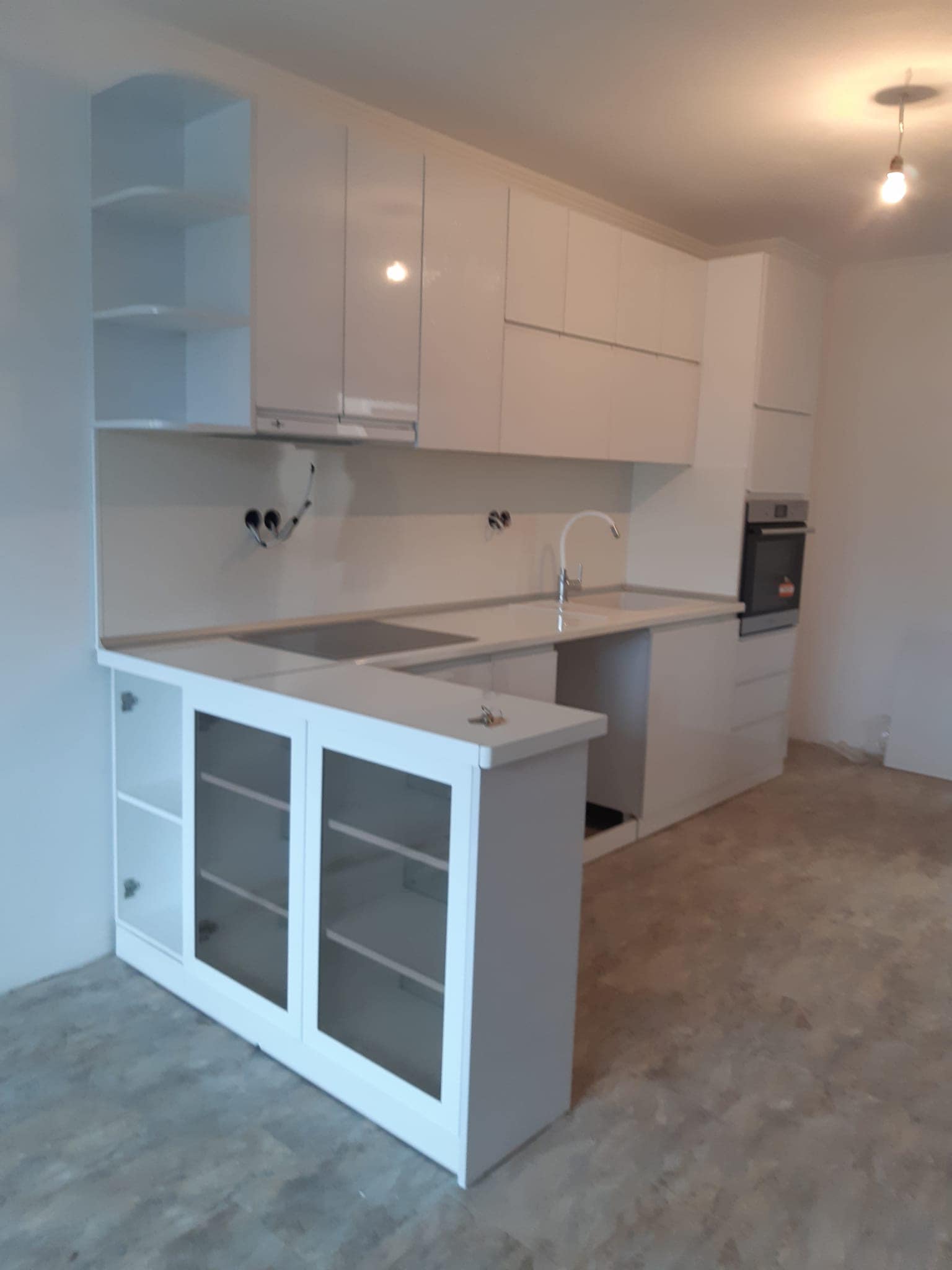 L-образна кухня с Полуостров и Витрина снимка 1