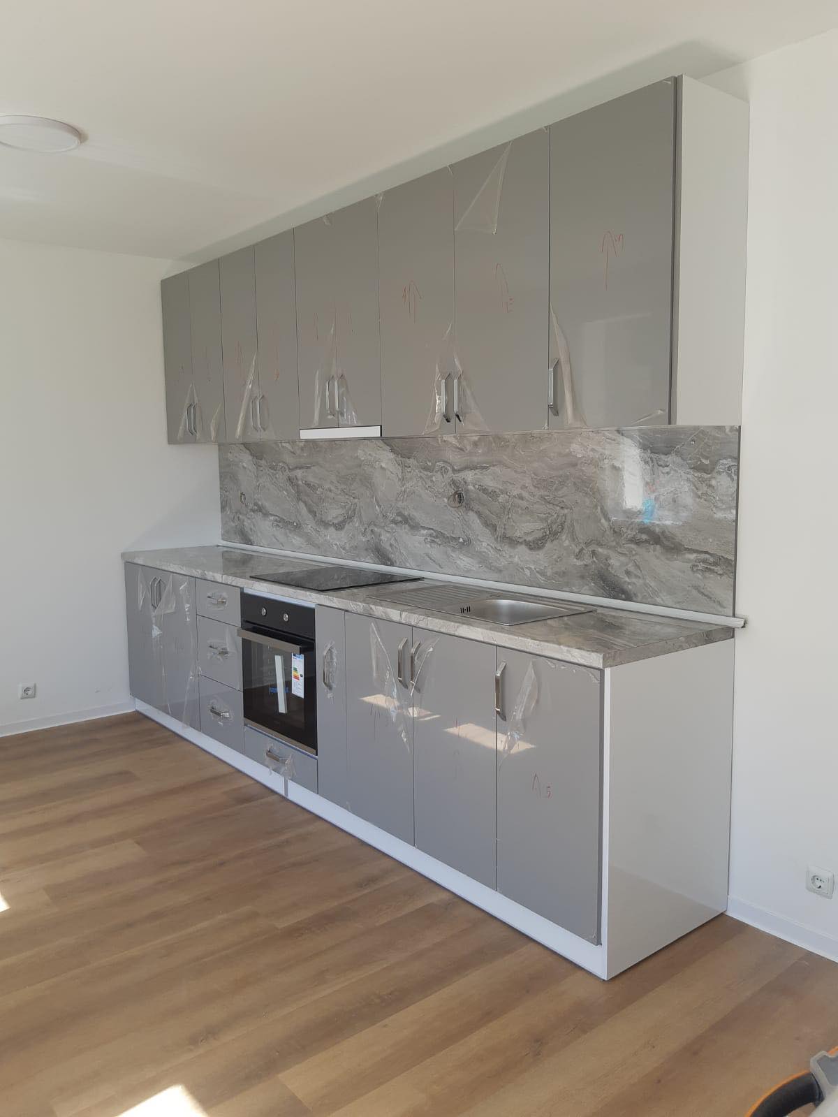 Права кухня Сиво Гланц с Ефектен Сив Мрамор снимка 1